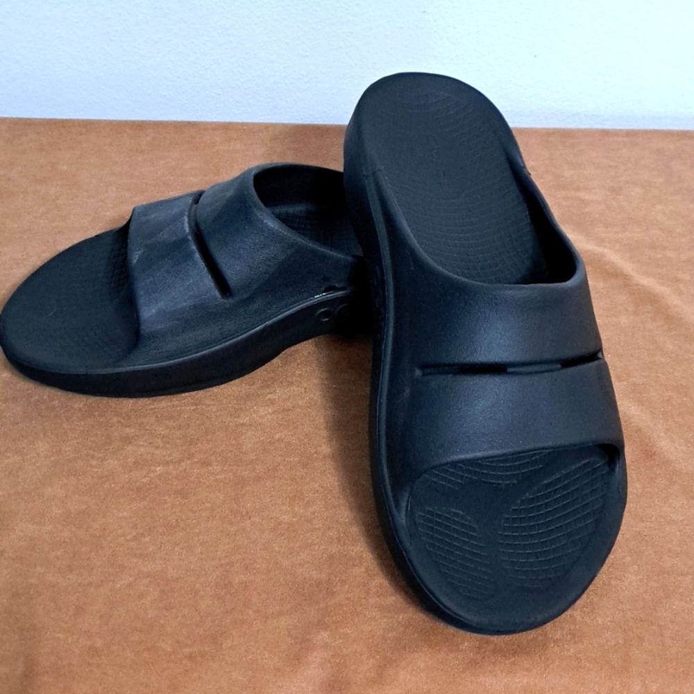 Oofos slip on unisex slides black lightweight men 11 or women 13.